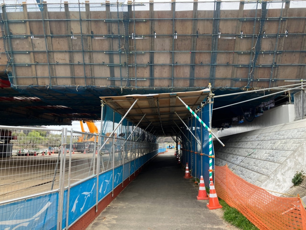 河川内遊歩道防護設備(4/22~解体)