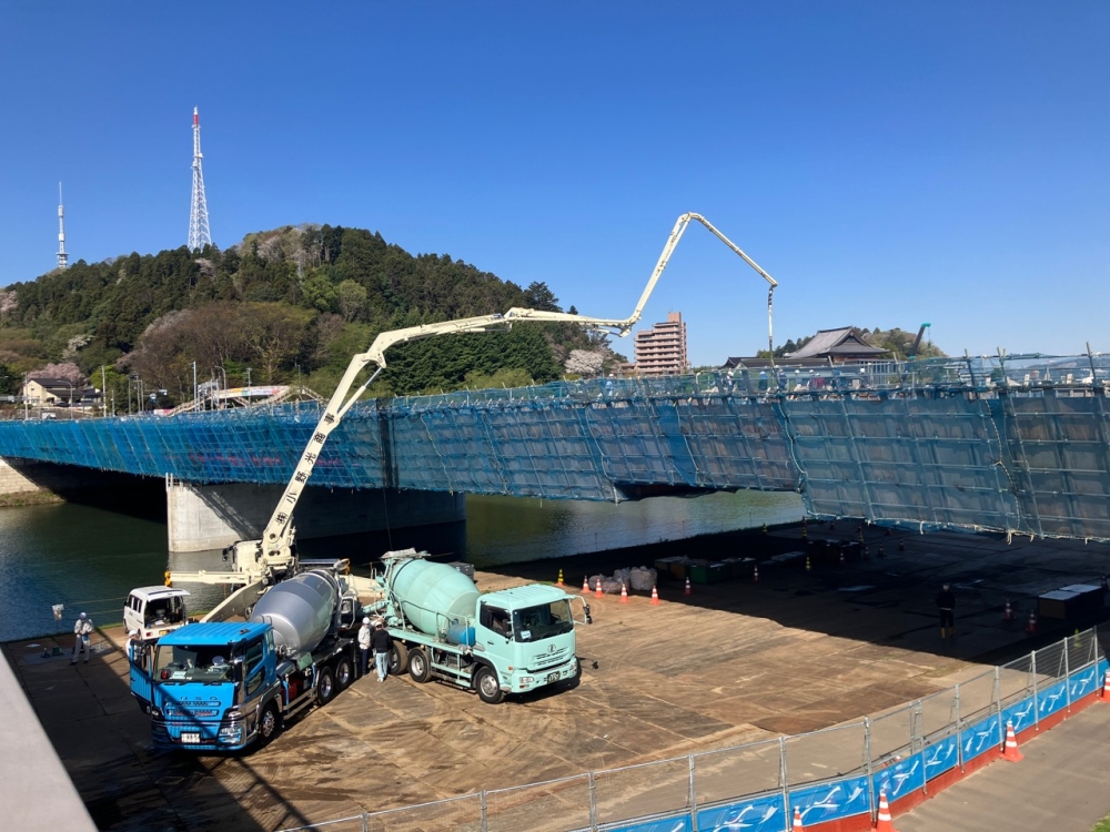 床版コンクリート打設状況（河川敷内ヤード）