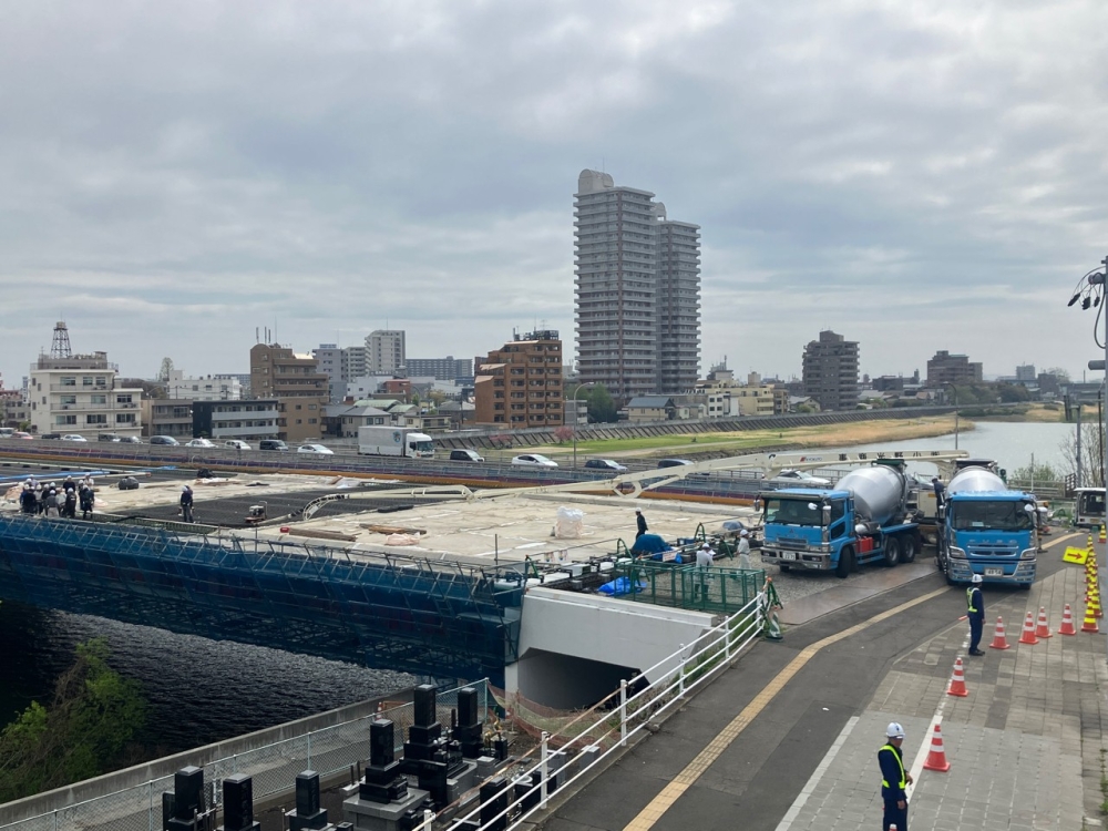 床版コンクリート打設状況（国道286号歩道規制）