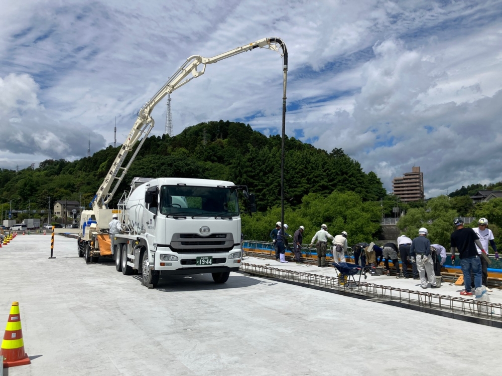 地覆コンクリート打設（歩道部）