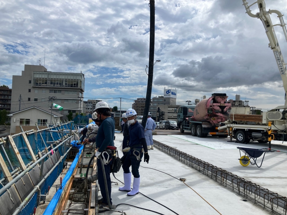 地覆コンクリート打設（歩道部）