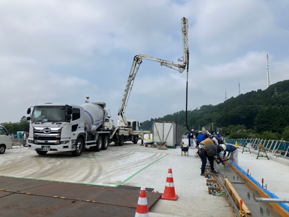 地覆コンクリート打設(歩車道境界部)