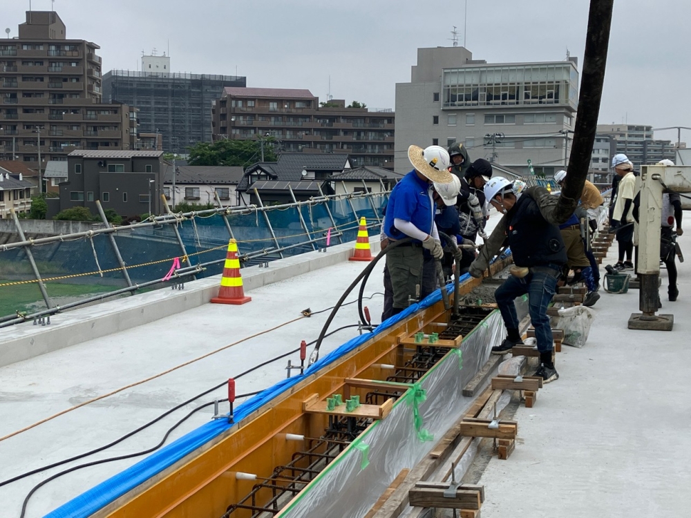 地覆コンクリート打設(歩車道境界部)