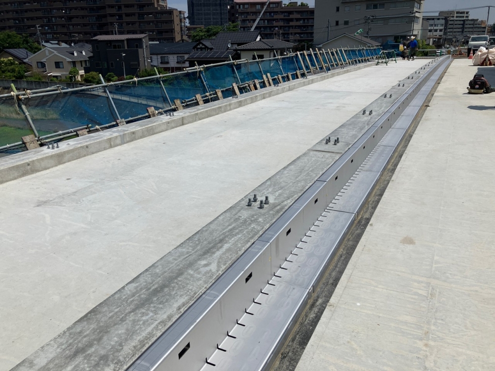 地覆_型枠解体完了(歩車道境界部)