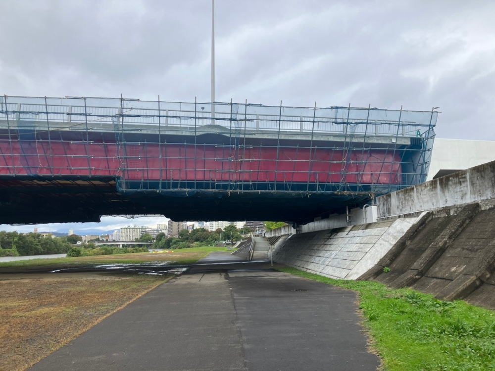 河川内遊歩道（一時的に堤防上道路へ迂回して頂くことがあります）